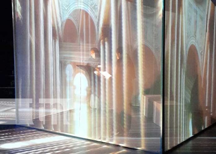 Foto: Textos en el cubo y el video mapping /TN8