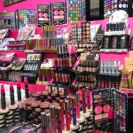 ¡Sin chiviarse! Sujeto roba artículos en tienda de belleza en Multicentro Las Américas Multicentro Las Américas víctima de robo