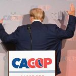 «¿Dónde demonios estoy?»: Trump sorprende imitando a Biden al perderse en el escenario "¿Dónde demonios estoy?": Trump sorprende imitando a Biden al perderse en el escenario