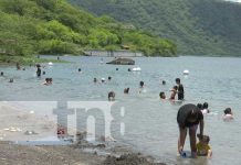 Foto: Llegan a Xiloá familias capitalinas para disfrutar de sus cálidas aguas/TN8