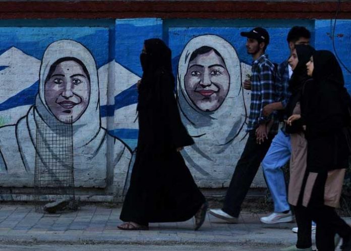 La prohibición de la Abaya genera un altercado sobre el Islam en Francia