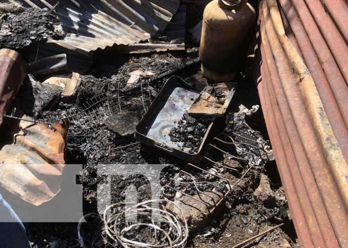 Foto:¡Quedaron solo con lo que andaban puesto! Incendio consume vivienda en Managua / TN8
