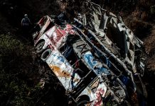 Mortal incidente deja 24 muertos, al caer un bus en un barranco en Perú Mortal incidente deja 24 muertos, al caer un bus en un barranco en Perú