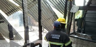 Foto: Bomberos impidieron que incendio acabará con varios apartamentos en Bluefields/TN8