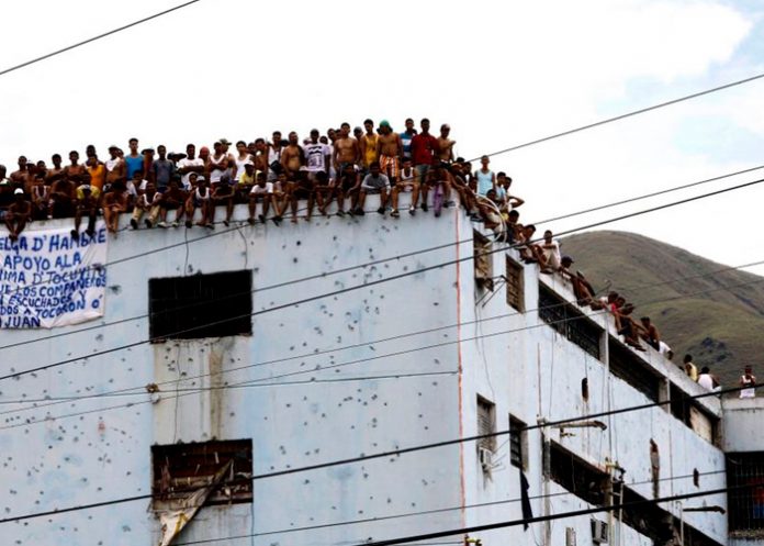 Despliegan 11 mil agentes para desarticular bandas en cárcel de Venezuela