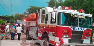 Propietario y vecinos evitan tragedia en incendio de vehículo en Granada