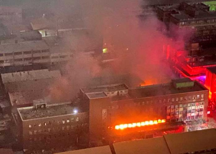 Foto: Suben a 77 los muertos por incendio en Johannesburgo, Sudáfrica / Cortesía