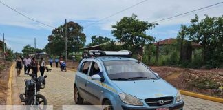 Foto: Familias de Bilwi con mucha alegría caminan por las “nuevas calles adoquinadas”/TN8