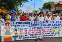 Foto: Centenares de estudiantes participan del tercer desfile patrio en la Ciudad de León/TN8