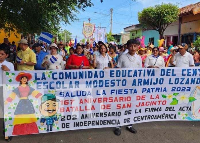 Foto: Centenares de estudiantes participan del tercer desfile patrio en la Ciudad de León/TN8
