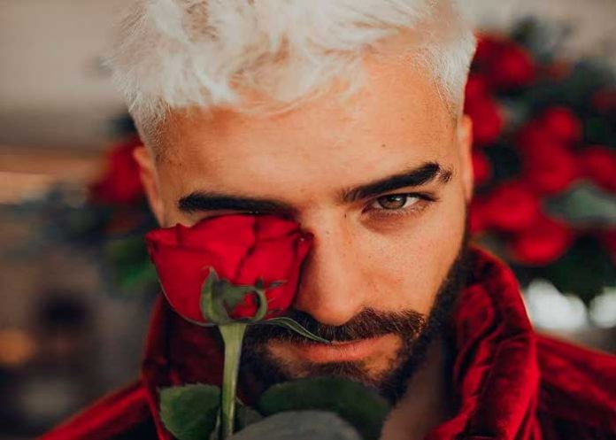 Con apasionada pensadera Maluma presentó su nueva media naranja