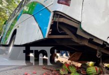 Bus impacta contra un puesto de sandías y un camioncito en Juigalpa Foto: Bus impacta contra un puesto de sandías y un camioncito en Juigalpa / TN8