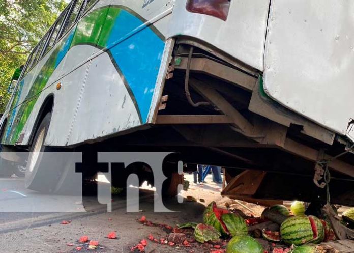 Foto: Bus impacta contra un puesto de sandías y un camioncito en Juigalpa / TN8