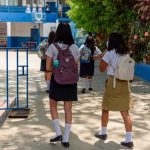 ¡Indignante! Atrevida mujer agrede sin piedad a estudiante por defender a su hija Madre agrede a una estudiante por defender a su hija