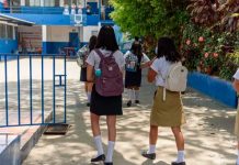 ¡Indignante! Atrevida mujer agrede sin piedad a estudiante por defender a su hija Madre agrede a una estudiante por defender a su hija