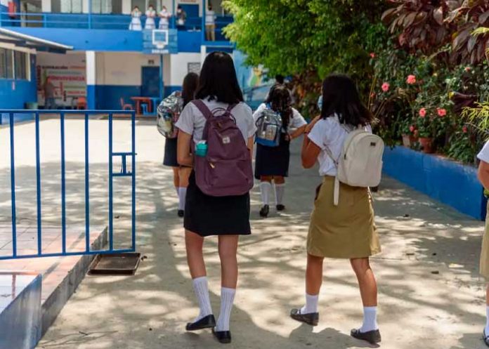 Madre agrede a una estudiante por defender a su hija