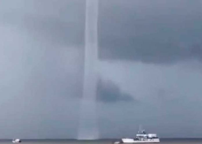 Foto: ¡Asombro en Honduras! Tromba marina deslumbra a turistas y residentes/Cortesía