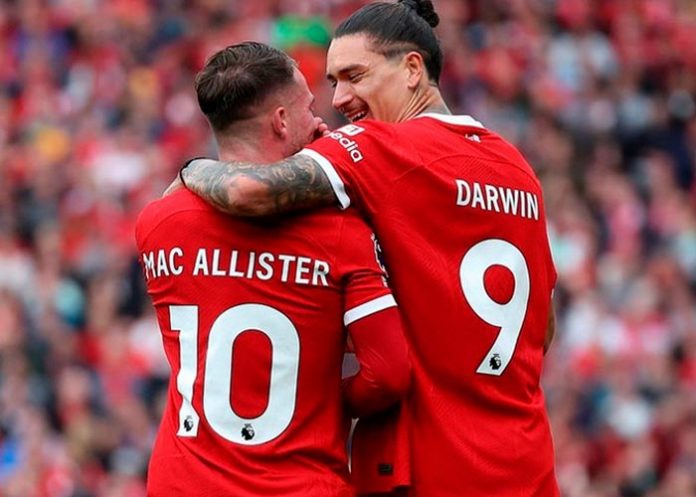 Liverpooll sigue a la caza del primer lugar