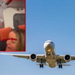No soportaron: Pareja es captada en pleno «fukun, fukun» en el baño de un avión Descubren a pareja teniendo intimidad en avión