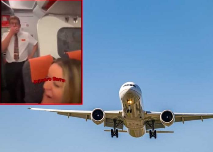 Descubren a pareja teniendo intimidad en avión