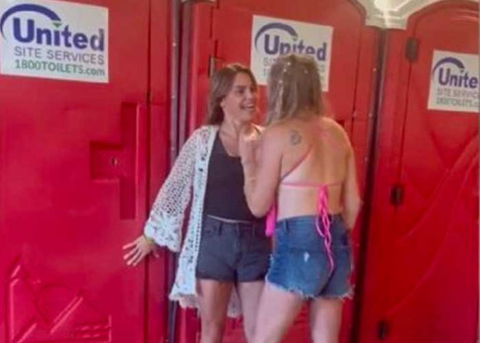 Golpiza entre mujeres en baños portátiles de un concierto
