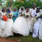 ¿Pecado? Se casó con 7 mujeres el mismo día, dos de ellas son sus hermanas Hombre se casa con siete mujeres el mismo día