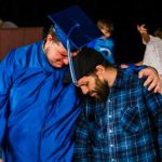 Desgarrador: Adelantó su graduación para que su padre con cáncer lo acompañara Adelantó su graduación para que su papá con cáncer lo acompañara