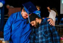 Desgarrador: Adelantó su graduación para que su padre con cáncer lo acompañara Adelantó su graduación para que su papá con cáncer lo acompañara