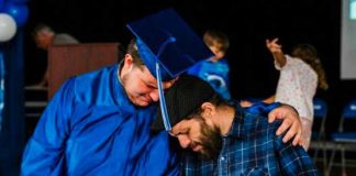 Adelantó su graduación para que su papá con cáncer lo acompañara