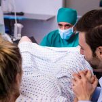 Demanda a hospital por obligarlo a ver la cesárea de su esposa