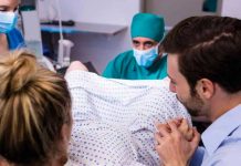 «No soportó» Demanda al hospital por ser obligado a ver la cesárea de su esposa Demanda a hospital por obligarlo a ver la cesárea de su esposa