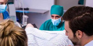 Demanda a hospital por obligarlo a ver la cesárea de su esposa