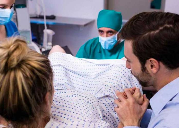 Demanda a hospital por obligarlo a ver la cesárea de su esposa