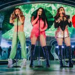 «Groseros» En pleno concierto Anahí fue golpeada en el rostro por una fan Anahí recibe golpe luego de que fan le aventara un regalo