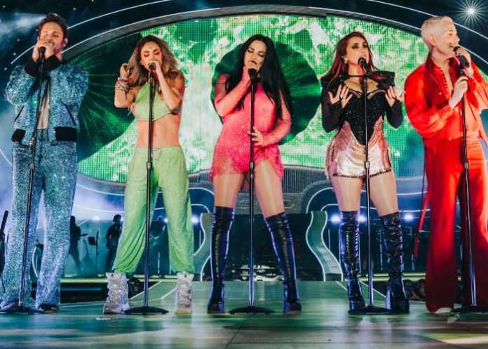 Anahí recibe golpe luego de que fan le aventara un regalo 