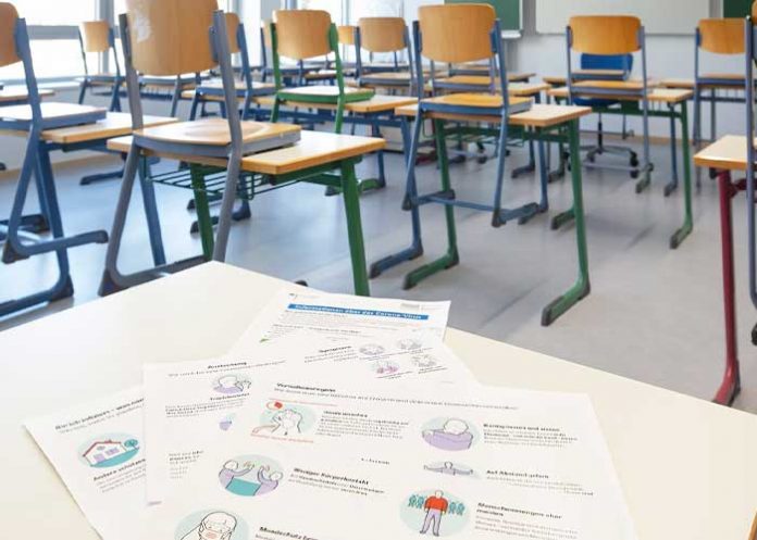 Alumna es regañada por querer tomar clases en bikini