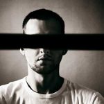 Hombre deja ciego a su compañero de cuarto en Florida