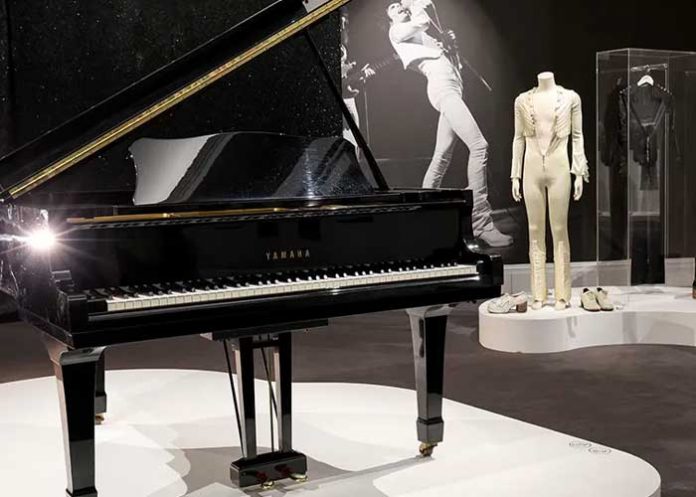 freddi3 Se subasta el piano del gran Freddie Mercury