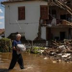 Sobrevivientes de inundaciones en Grecia luchan por reconstruir lo poco que queda Víctimas en Grecia luchan por reconstruir lo poco que queda