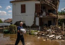 Sobrevivientes de inundaciones en Grecia luchan por reconstruir lo poco que queda Víctimas en Grecia luchan por reconstruir lo poco que queda