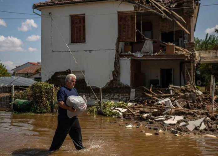 Víctimas en Grecia luchan por reconstruir lo poco que queda