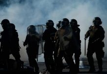 «Hasta el cuello» Carabineros son condenados por dar golpiza a un niño Condenan a policías de Chile por dar golpiza a un niño