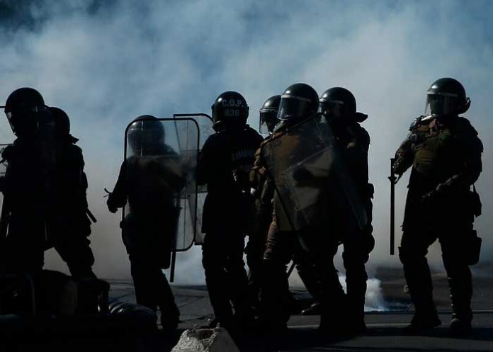 Condenan a policías de Chile por dar golpiza a un niño