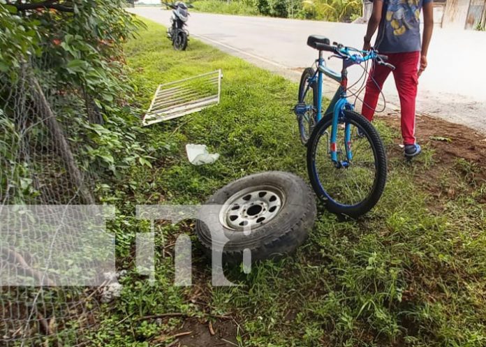 Foto: Cambiar una llanta casi le cuesta la vida en sector de Tipitapa-Malacatoya / TN8