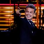 Luis Miguel recibe brasier de una fan durante pleno concierto