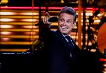 Luis Miguel recibe brasier de una fan durante pleno concierto