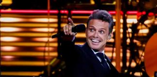Luis Miguel recibe brasier de una fan durante pleno concierto
