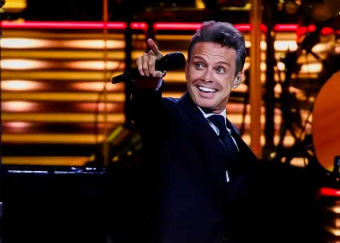 luis2 Luis Miguel recibe brasier de una fan durante pleno concierto