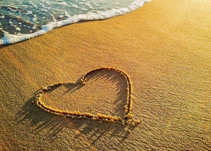 mar1 Pareja se avienta ‘rapidín’ en la playa