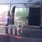 Inmigrantes destruyen ventanas de microbús en Juigalpa a punta de pedradas Foto: Inmigrantes destruyen ventanas de un microbús en Juigalpa / TN8